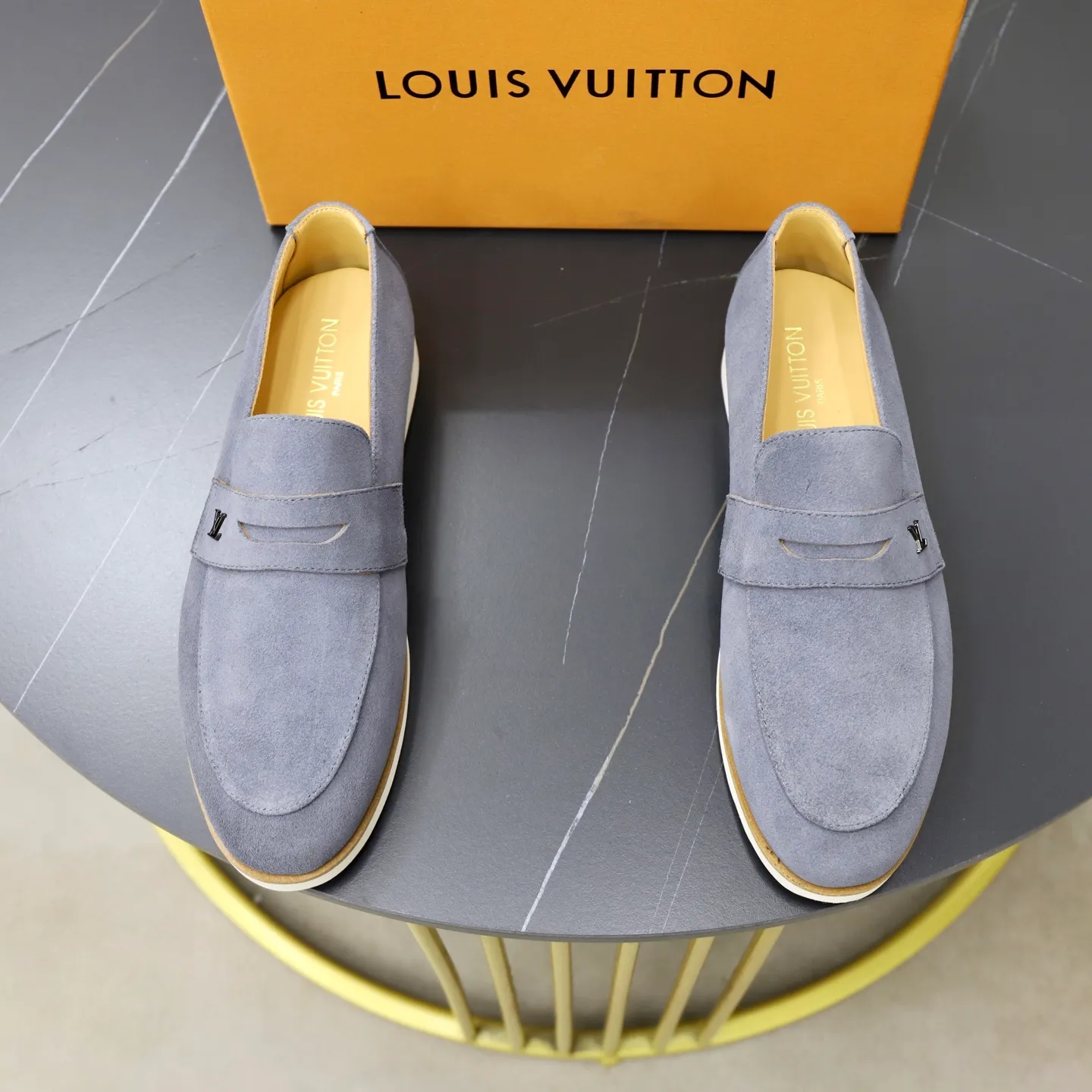 Ex-factory price: 442💰🙅‍♂️🙅‍♂️🙅‍♂️ Brand: LV Louis Vuitton Standard code: 38-44 (45 customized) Grade: Same as the official website Material: Original cow suede material stitching Comfortable and breathable cowhide lining Lightweight wear-resistant foam outsole Style category: Men's fashionable casual shoes Running sports shoes Distinguished luxury brand elements Top luxury color: actual picture color